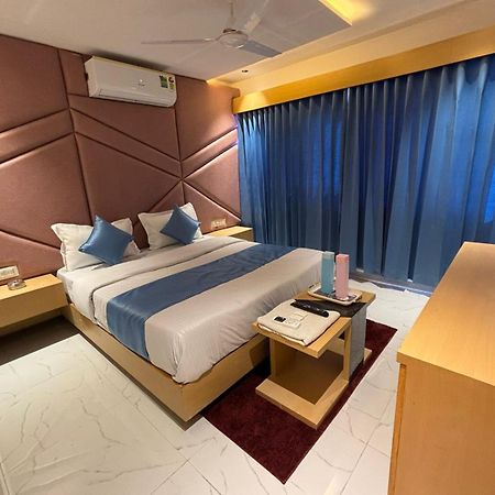 Hotel Phoniex Ахмедабад Екстериор снимка