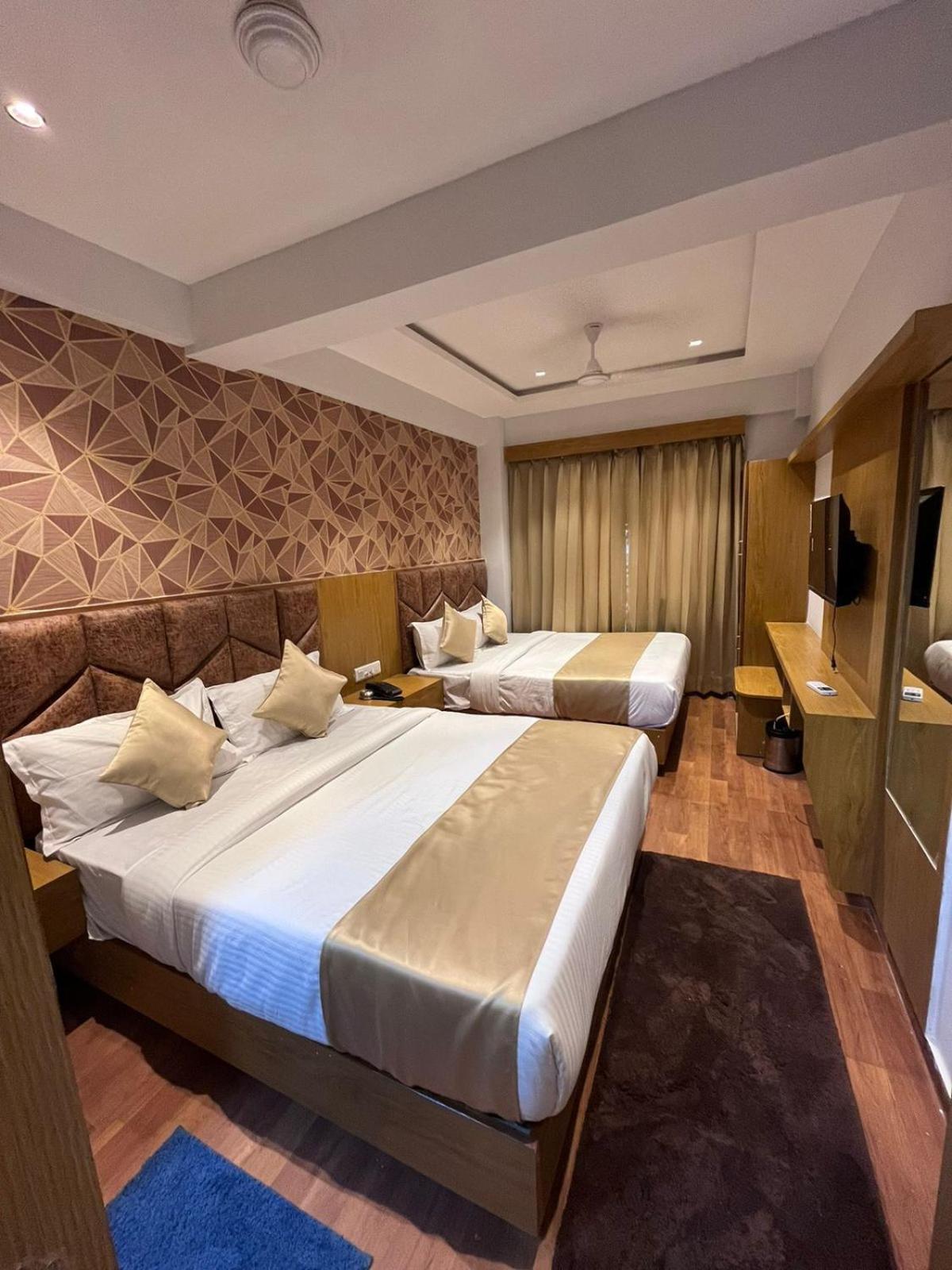 Hotel Phoniex Ахмедабад Стая снимка