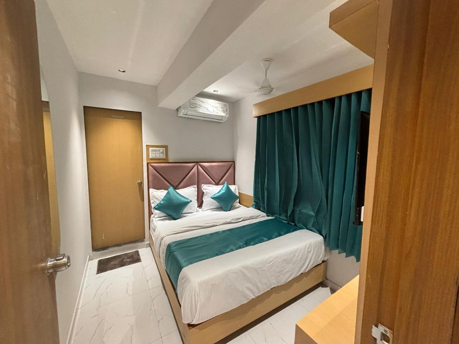 Hotel Phoniex Ахмедабад Екстериор снимка