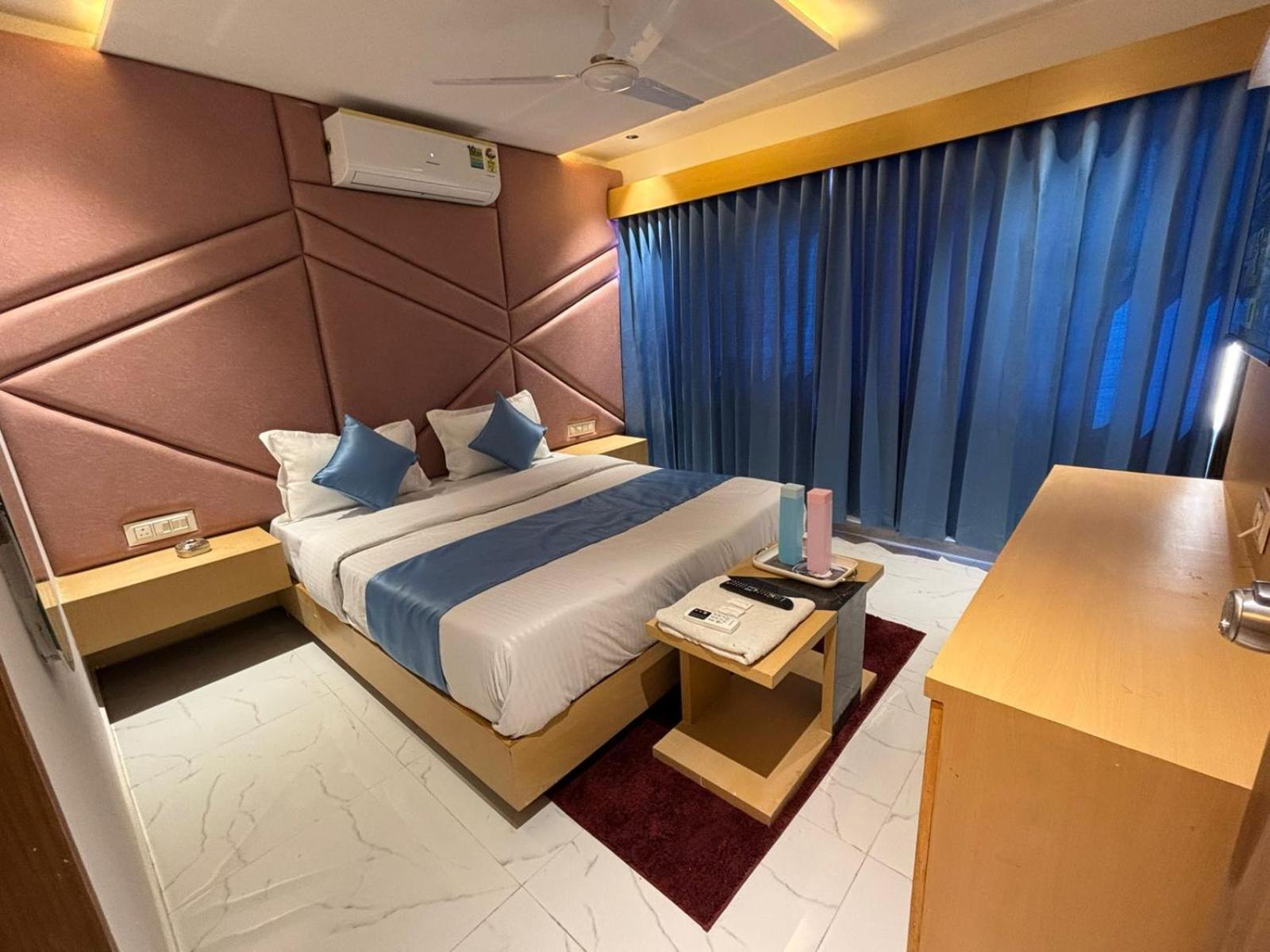 Hotel Phoniex Ахмедабад Екстериор снимка