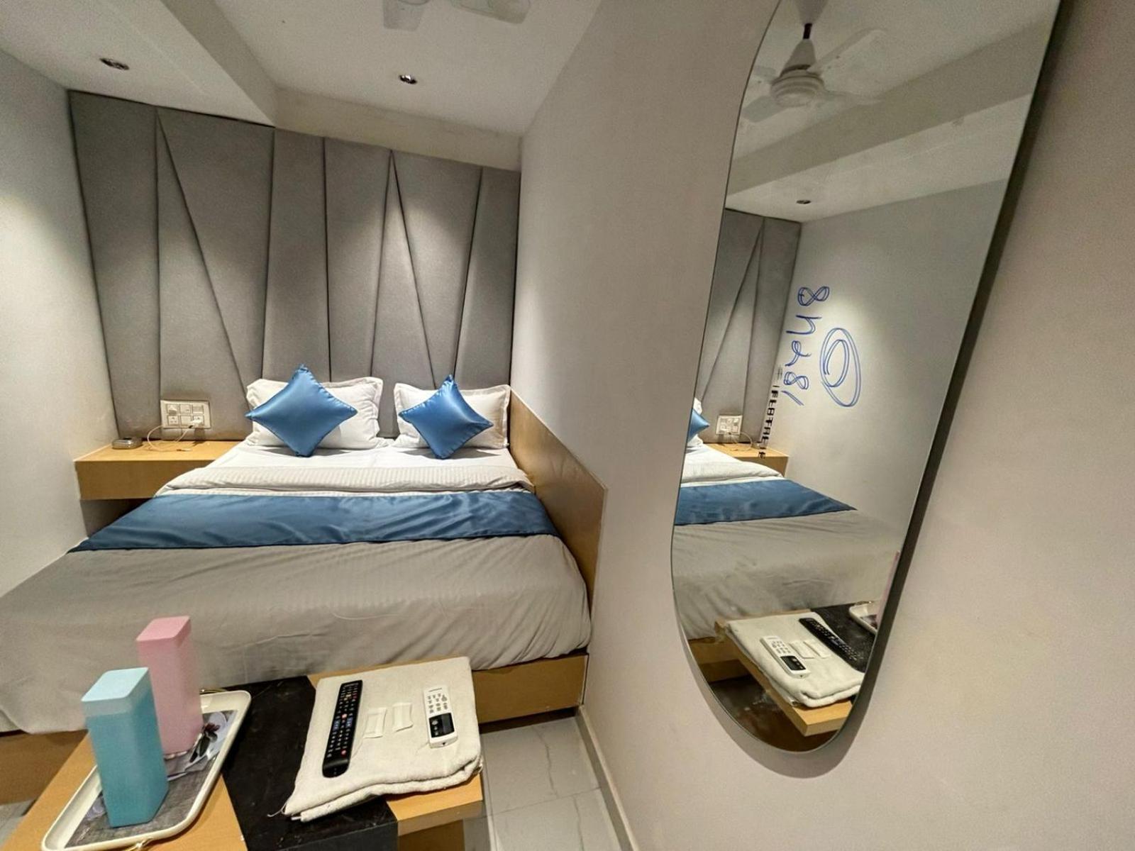 Hotel Phoniex Ахмедабад Екстериор снимка
