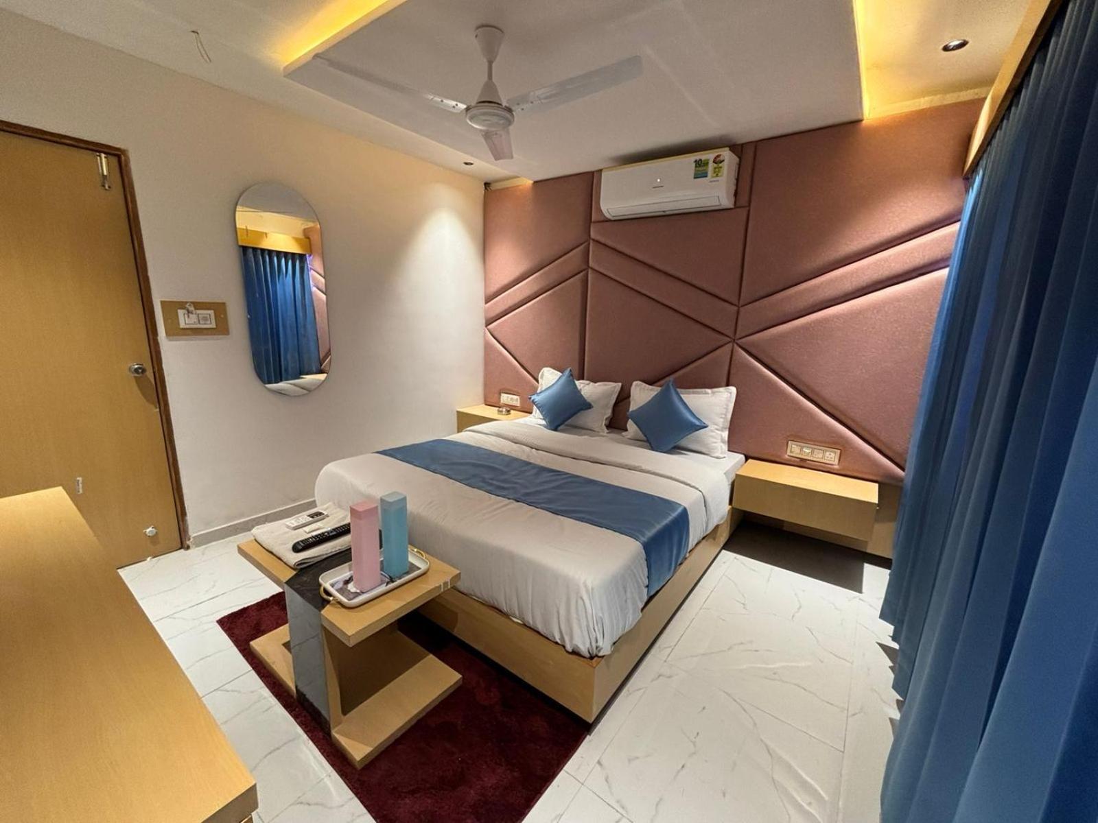 Hotel Phoniex Ахмедабад Екстериор снимка