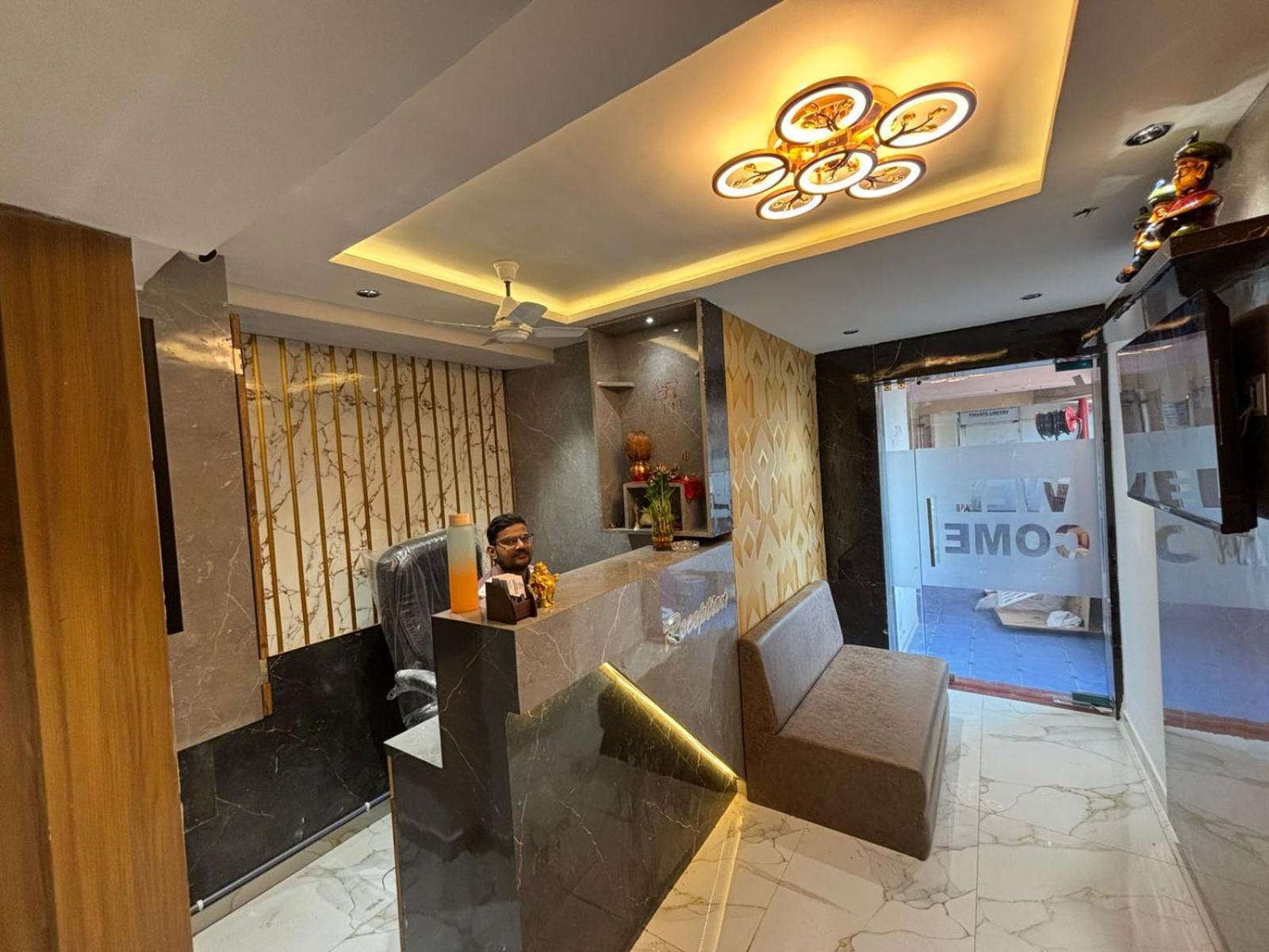 Hotel Phoniex Ахмедабад Екстериор снимка