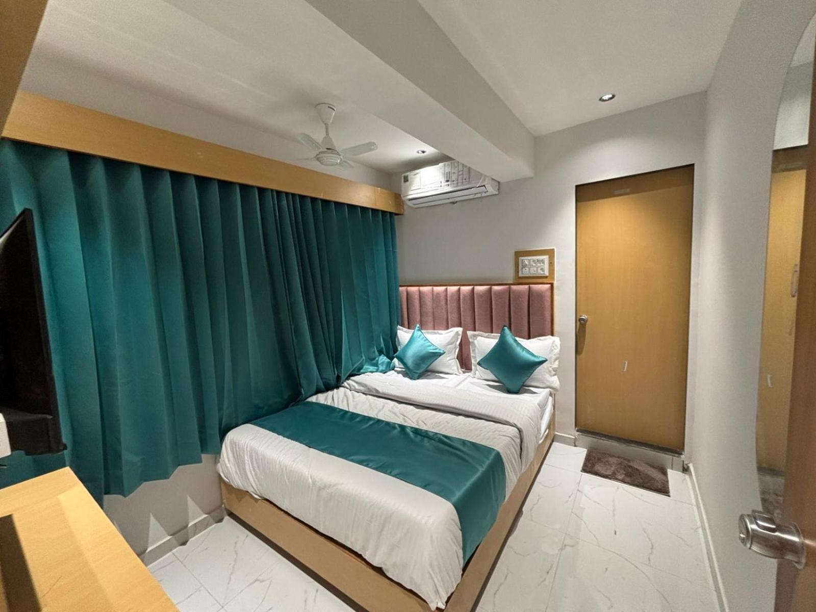 Hotel Phoniex Ахмедабад Екстериор снимка