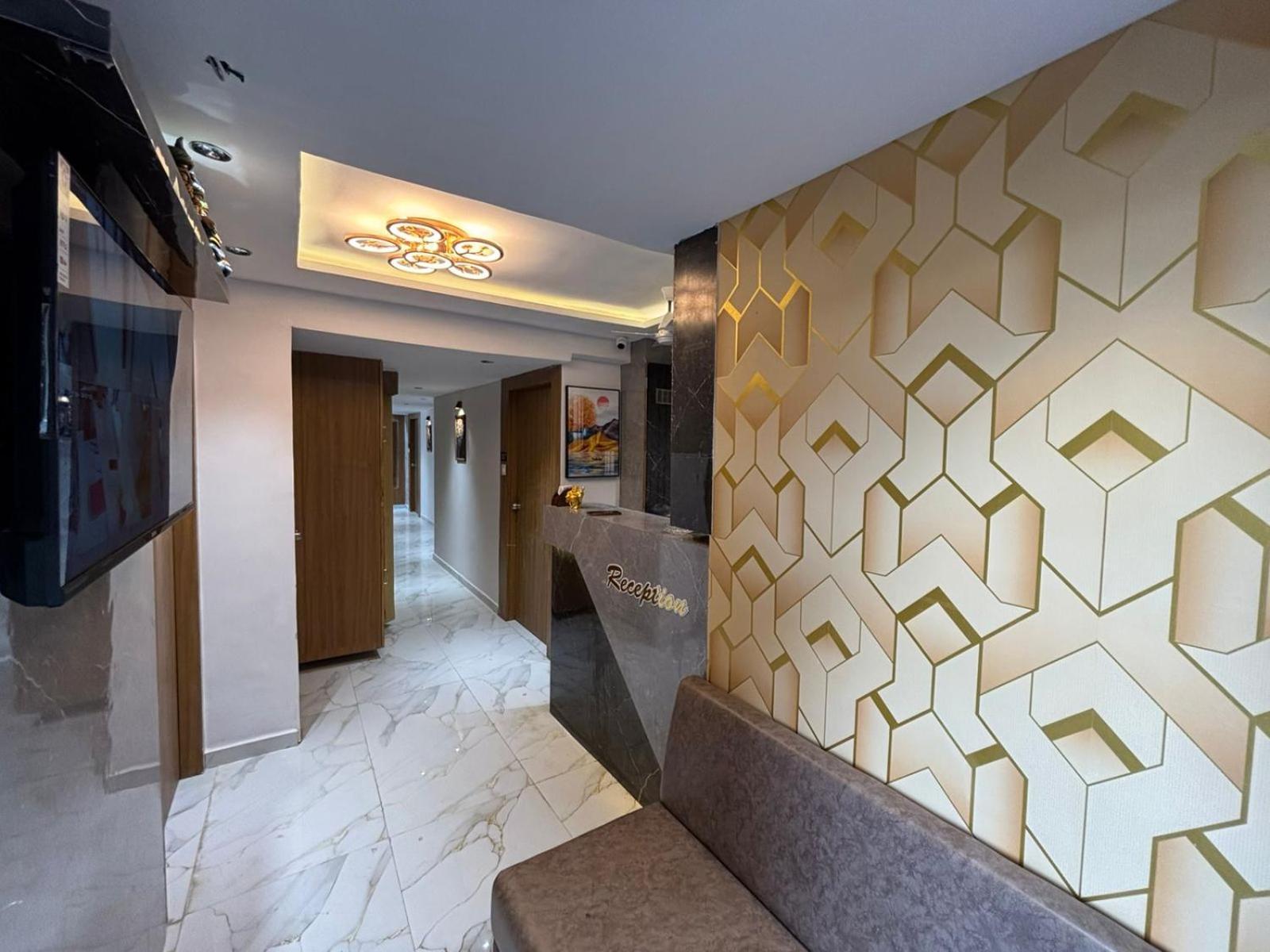 Hotel Phoniex Ахмедабад Екстериор снимка