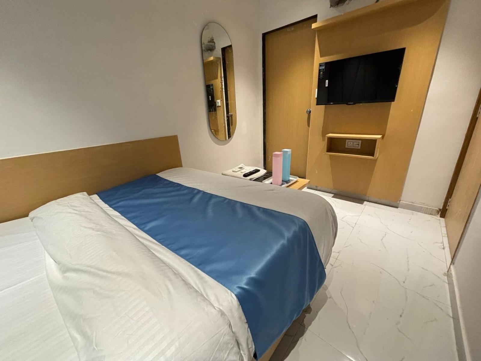 Hotel Phoniex Ахмедабад Екстериор снимка