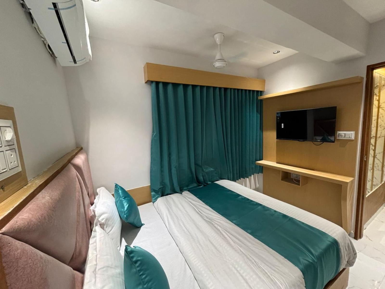 Hotel Phoniex Ахмедабад Екстериор снимка