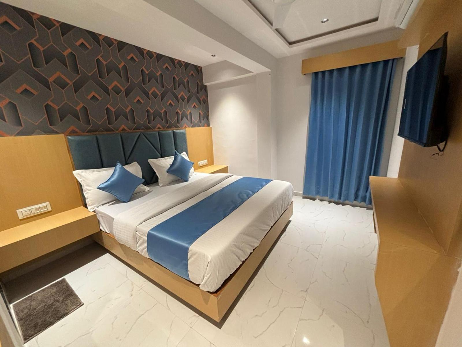 Hotel Phoniex Ахмедабад Екстериор снимка
